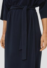 s.Oliver PLISSIERTES MIT BINDEGÜRTEL - Jerseykleid - navy