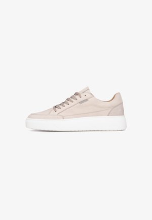 Lichtbeige leren sneakers met een textuurafwerking, ronde neus, witte rubberen zool en ton-sur-ton veters. Heeft subtiele branding aan de zijkant.