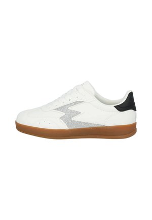 Basket blanche avec un accent en paillettes argentées, un onglet de talon noir et une semelle en caoutchouc gomme. Design à lacets avec des perforations sur le bout pour la ventilation.