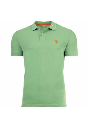 Lichtgroen poloshirt met korte mouwen, kraag, twee knopen en een klein oranje geborduurd logo op de linkerborst.