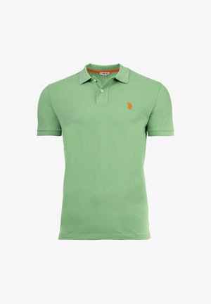 Hellgrünes Polohemd mit kurzen Ärmeln, Kragen, zwei Knöpfen und kleinem orangefarbenem Sticklogo auf der linken Brust.