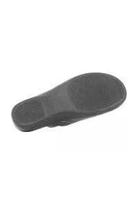 Suola di scarpa in gomma nera con pattern di presa testurizzata; presenta un design liscio con una leggera curvatura nelle aree del tallone e della punta.