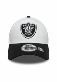 Schwarz-weiße Baseballmütze mit gesticktem Raiders-Logo und gebogenem Schirm; verfügt über ein strukturiertes Design und eine verstellbare Passform.