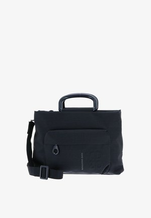 Sac messager noir texturé de forme rectangulaire, doté d'une poignée supérieure, d'une bandoulière réglable et d'une poche avant avec fermeture éclair.