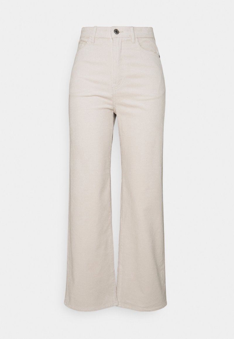 Pantalon beige à jambes larges en tissu côtelé. Coupe taille haute avec poches avant et fermeture par un seul bouton métallique. Texture côtelée verticale.