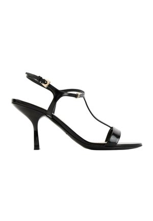 Sandale noire à talons hauts avec fines lanières, design en T-barre et petite boucle ajustable sur la bride de cheville.