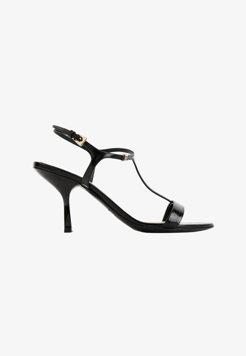 Sandale noire à talons hauts avec fines lanières, design en T-barre et petite boucle ajustable sur la bride de cheville.