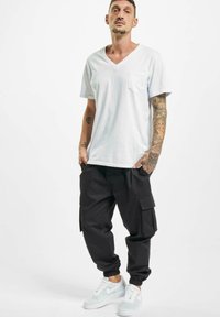 DEF FLO - Pantalon cargo - black