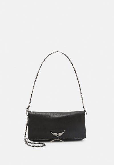 Schwarze Lederhandtasche mit einem eleganten Design, ausgestattet mit einem silbernen Flügel-Logo und einem Kettenriemen. Texturierte Oberfläche mit Reißverschluss.