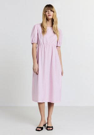Abito midi a righe rosa con maniche a sbuffo, vita cintrata e dettagli con nastri sottili. Tessuto morbido, vestibilità rilassata e orlo al ginocchio.