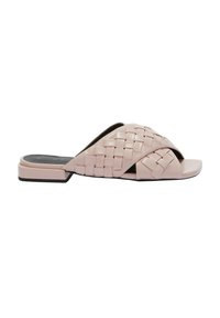 Infradito intrecciato in morbida pelle rosa con design a punta aperta, caratterizzato da un tacco quadrato e una suola piatta per un facile indossamento.