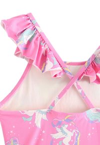 Pink badedragt med enhjørningegrafik, flæseærmer og krydsede rygstropper. Glat stof med et levende, legende design.