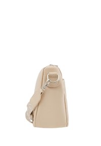 Beige Lederhandtasche mit strukturierter Oberfläche, Reißverschluss und abnehmbarem Tragegurt mit einem gemusterten Akzent. Seitenansicht, rechteckige Form.
