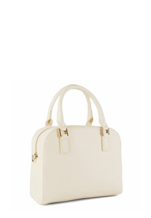 Borsa strutturata color crema con doppi manici e dettagli con cerniera dorata su sfondo bianco.