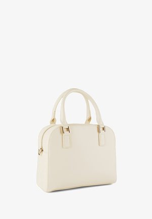 Bolso estructurado color crema con dobles asas y detalles de cremallera dorada sobre un fondo blanco.