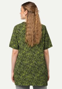 Ulla Popken SPECKLED V-NECK SHORT SLEEVE  - Camiseta estampada - apple green