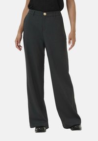 Pantaloni a gamba larga in tessuto grigio scuro, con un bottone dorato in vita e tasche laterali verticali, vestibilità tailored e texture liscia.