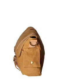 Borsa a spalla in tela color sabbia con tasca frontale, dettagli in pelle, chiusura con zip e hardware in metallo. Il design presenta una finitura morbida e texturizzata.