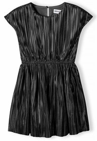 Robe noire avec un design texturé et plissé. Manches courtes, taille élastique et fermeture éclair au dos. Tissu lisse et brillant avec une coupe décontractée.