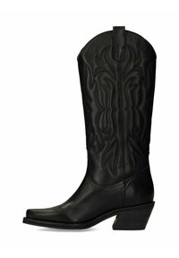 Botte de cowboy en cuir noir avec des coutures complexes, bout pointu et talon empilé. Présente un design décoratif le long de la tige.