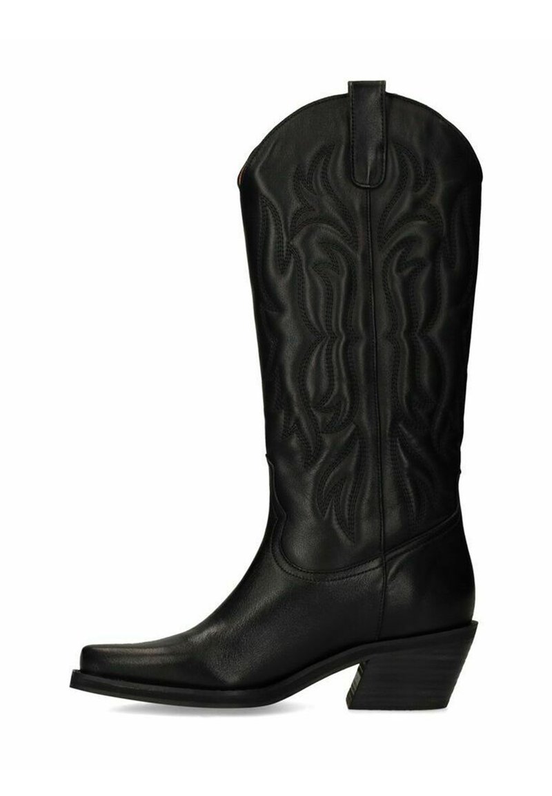 Botte de cowboy en cuir noir avec des coutures complexes, bout pointu et talon empilé. Présente un design décoratif le long de la tige.
