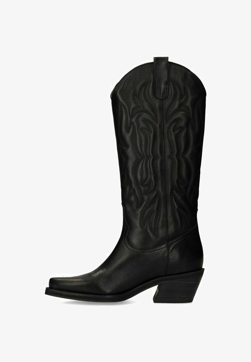 Botte de cowboy en cuir noir avec des coutures complexes, bout pointu et talon empilé. Présente un design décoratif le long de la tige.