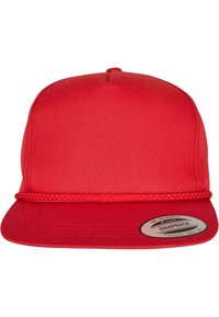 Punane snapback müts, millel on tekstuuriga kangas, lame äär ja pitsiline dekoratsioon ees. Küljel on ümmargune logo.