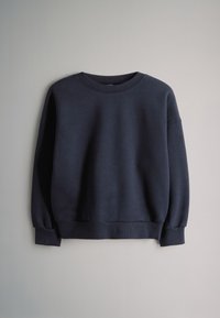 Sweat-shirt bleu marine à col rond avec manches longues et poignets et ourlet côtelés, présenté sur un fond gris clair uni.