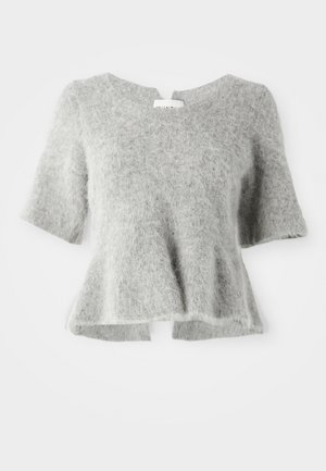 Blusa de manga curta, de corte solto, feita de um material cinza claro e suave, com decote arredondado e barra ligeiramente evasê.