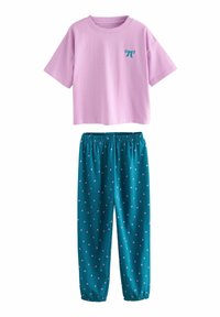 T-shirt in cotone rosa chiaro con una piccola grafica a fiocco turchese, abbinato a pantaloni da pigiama teal con piccoli motivi a cuore rosa.