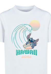 Balta T-kreklu ar karikatūras varoni uz sērfošanas dēļa, spilgti zili viļņi, pasteļtoņu saule un teksts "HAWAI aloha" zaļā un rozā krāsā.