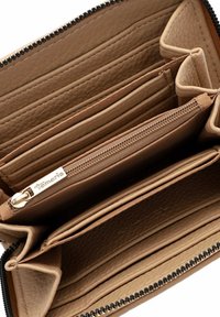 Portafoglio in pelle marrone con chiusura a zip, numerosi scomparti per carte e un comparto centrale con zip per le monete. Interno testurizzato e ben organizzato.