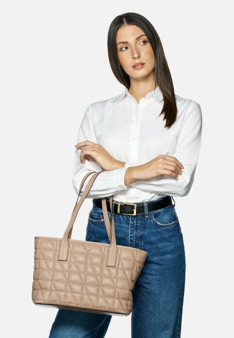 Borsa beige trapuntata con due manici lunghi, realizzata in materiale testurizzato. Forma rettangolare con dettaglio a motivo rombo.