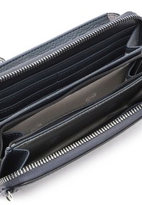 Donkerblauwe lederen portemonnee met meerdere kaarthouders, een centraal met rits afsluitbaar vak en een open compartiment, van bovenaf gezien met open ritssluiting.