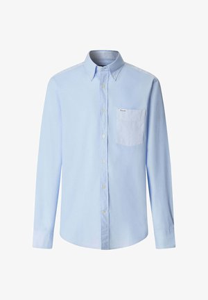 Camisa de manga larga azul claro con botones, cuello abotonado y un bolsillo en el lado izquierdo del pecho, diseño liso.