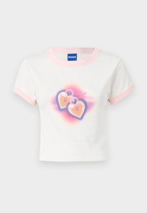 Hvit bomullskortermet t-skjorte med pastellrosa kant. Har et grafisk motiv av to hjerteformede hengelåser med en fargerik gradient bakgrunn.