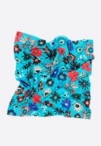 Sciarpa floreale colorata con uno sfondo turchese, caratterizzata da fiori rossi, blu e neri; leggera e con una texture stropicciata.