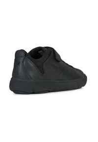 Sneaker in pelle nera con un design elegante, rivestimento in mesh, cinturino in Velcro e suola in gomma testurizzata per una maggiore aderenza e comfort.