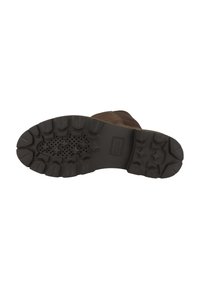 Stivale in suede marrone con suola in gomma texture dotata di profonde scanalature e perforazioni circolari per una migliore aderenza. Design robusto con logo visibile.