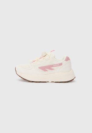 Weißer Sneaker mit rosa Akzenten, ausgestattet mit einem Obermaterial aus Mesh und Textil, runder Zehenpartie, dickem Sohlenprofil und strukturiertem Außensohle für besseren Halt.