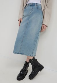 Calliope AVEC FENTE AU DOS - Gonna di jeans - bleu