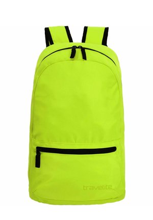 Mochila amarilla fosforescente con detalles en negro, que cuenta con un bolsillo frontal con cremallera, dos correas para los hombros y un diseño de parte superior redondeada.