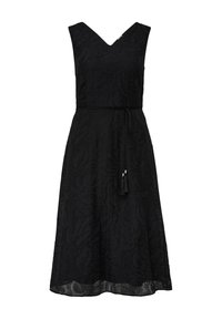 Robe noire sans manches longueur genou avec col en V, motif floral en dentelle et fine ceinture tressée avec pompons à la taille.