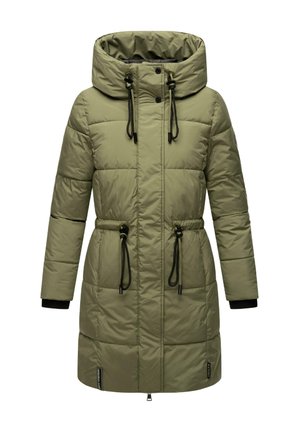 Manteau rembourré vert olive avec une capuche, cordons de serrage à la taille, poches latérales et poignets élastiques. Présente une texture lisse et matelassée.