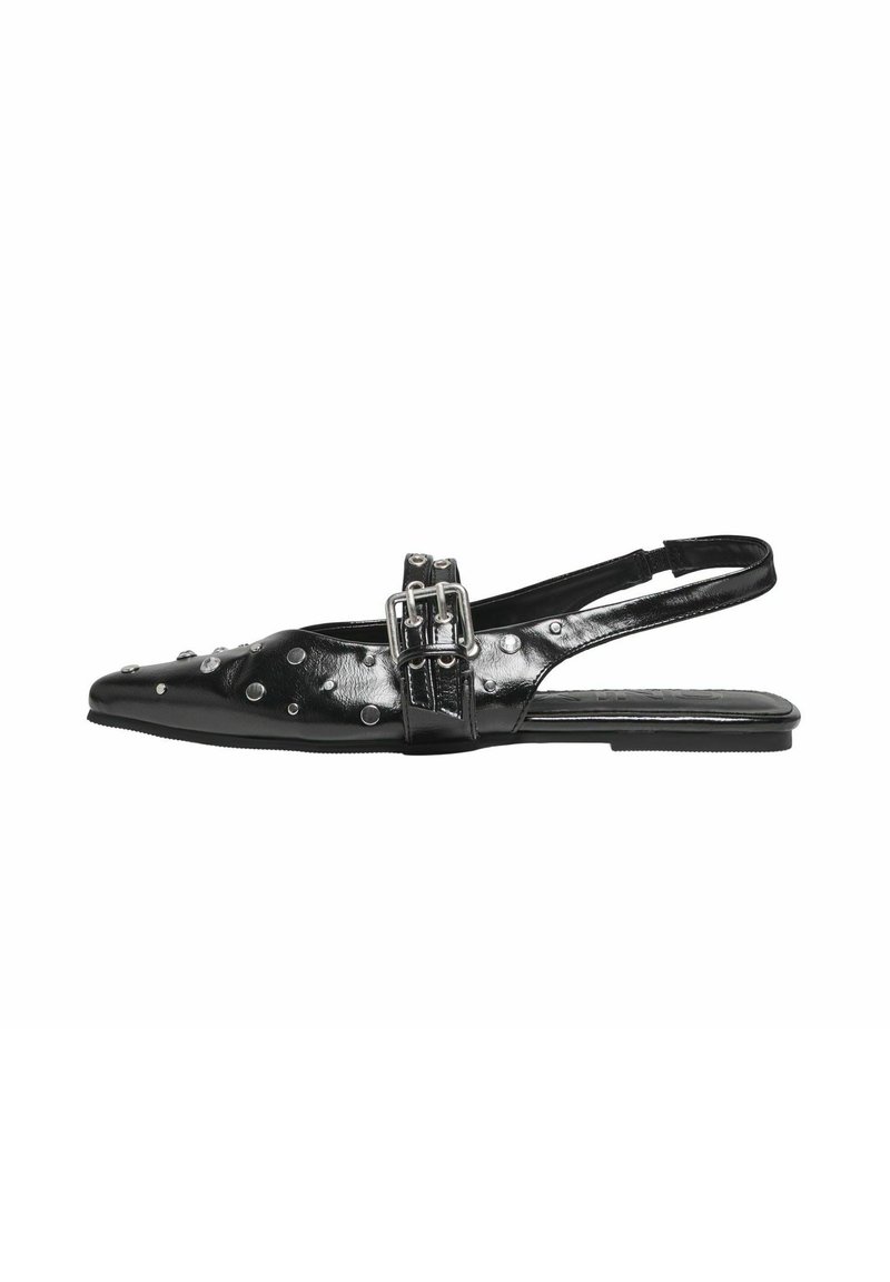 Zapatos planos de cuero negro tipo slingback con punta afilada, con tachuelas metálicas y un acento de hebilla. Textura suave y diseño minimalista.