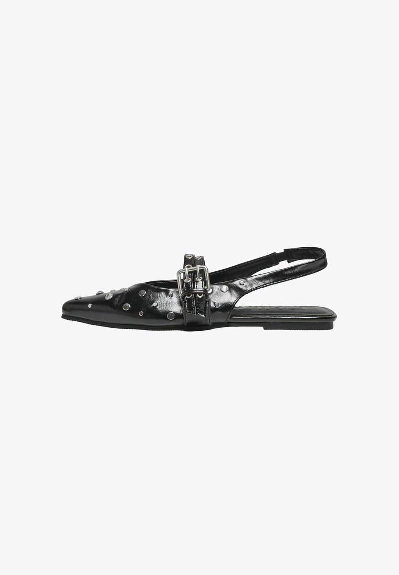 Scarpe flat slingback in pelle nera con punta appuntita, caratterizzate da borchie metalliche e un accento con fibbia. Texture liscia e design minimale.