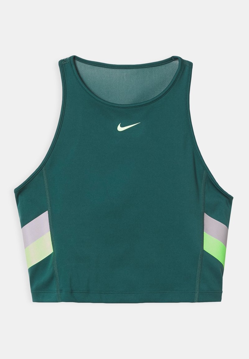 Top deportivo corto sin mangas de color verde oscuro con el logo de Nike en el pecho y franjas reflectantes en gris y verde neón en los paneles laterales.