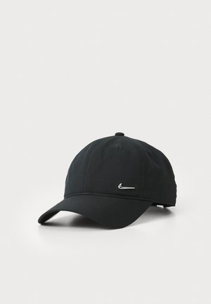 Svart baseballcap laget av stoff, med buet skygge, seks paneler og en hvit Nike-logo på fronten.