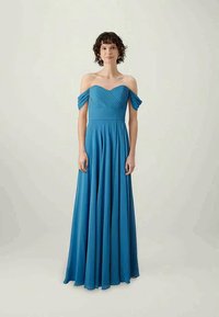 Vestido azul sem ombros com corpete plissado, saia fluida e uma textura suave. O comprimento chega ao chão, criando uma silhueta graciosa.