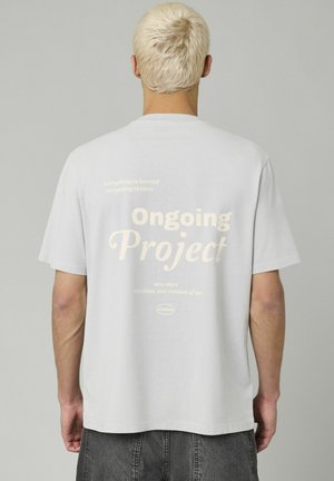 GARMENT DYE - T-shirt imprimé - gris clair